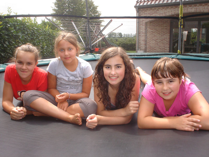 kinderen op trampoline